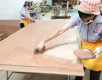 旭彩网批灰腻子施工家具厂实拍