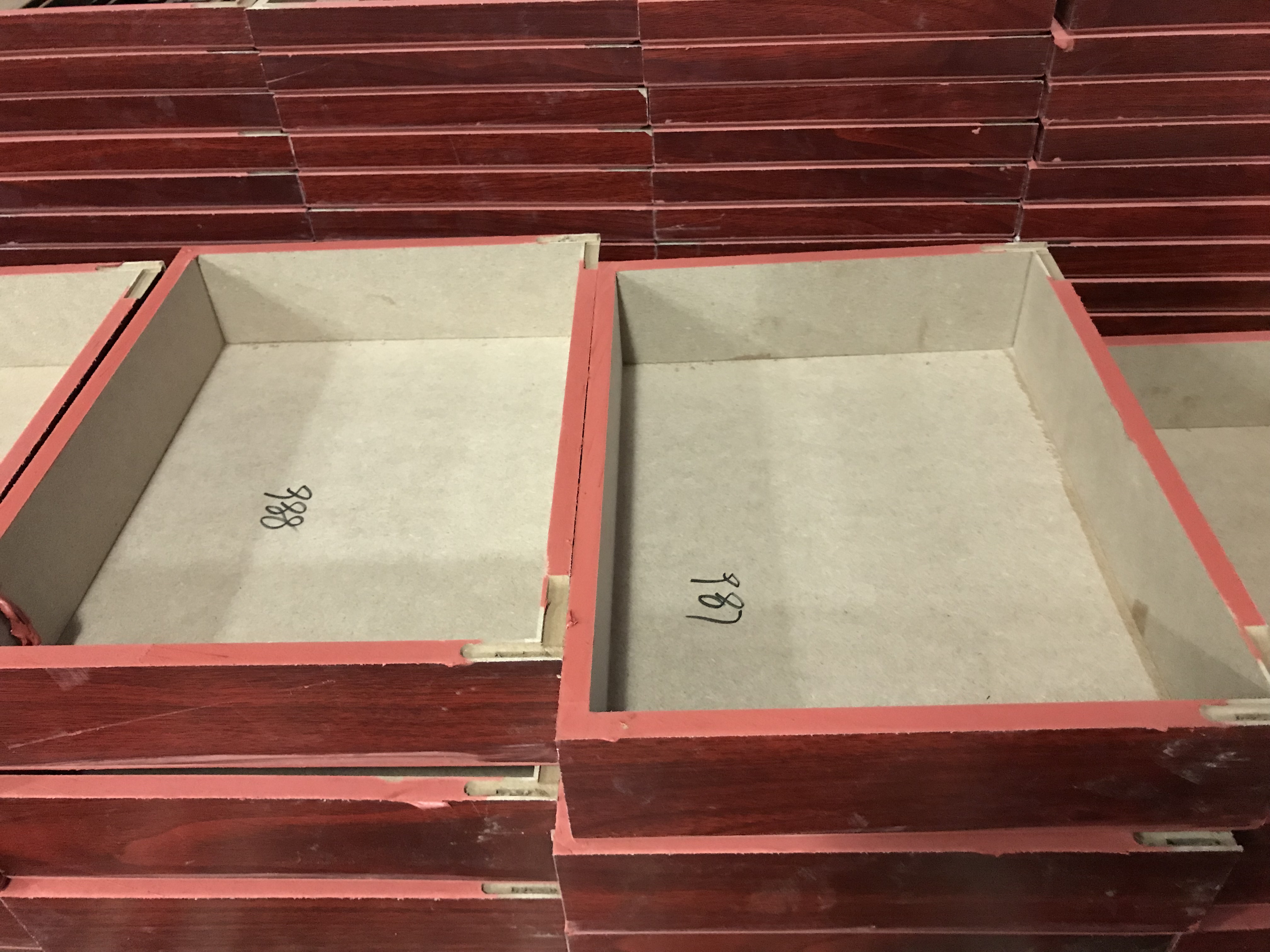 浙江客户：解决木制品封边要省漆，旭彩网水性木器腻子有一套！