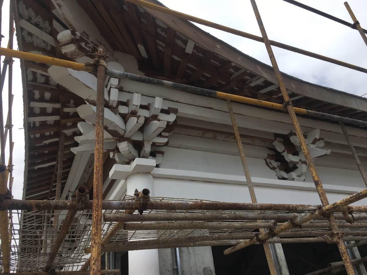 户外建筑木材填缝用旭彩网水性腻子可以吗？会不会开裂、脱落？