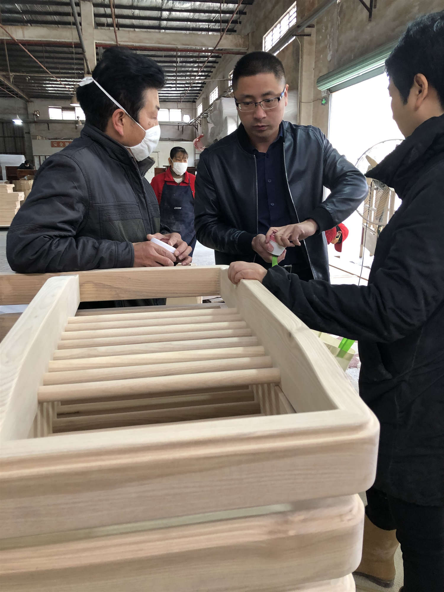 旭彩网水性木器腻子到东莞某出口定制家具企业进行技术服务