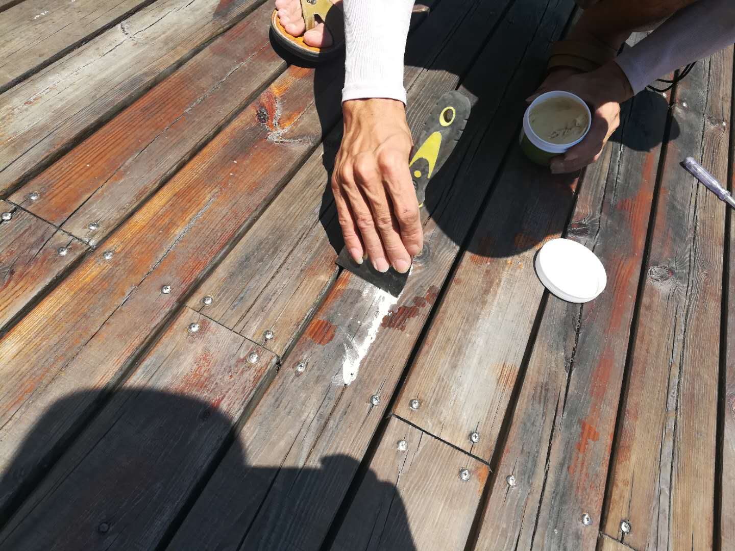 旭彩网木器腻子厂家，针对家具钉子眼展柜及实木洞眼处理的好方法